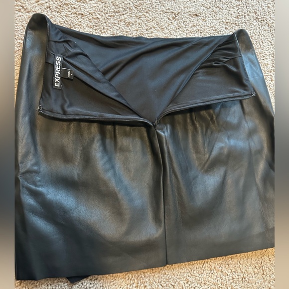 Express leather mini skirt - Picture 3 of 6